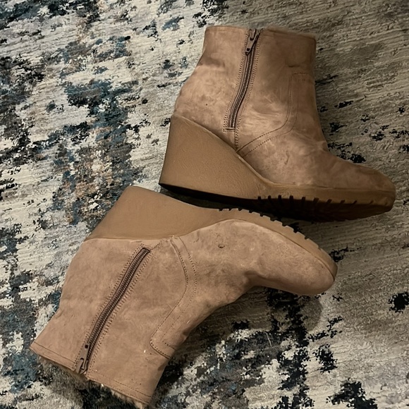 Old Navy Suede Wedge Bootie Fur Trim Taupe s.z 8.5 - Picture 3 of 6